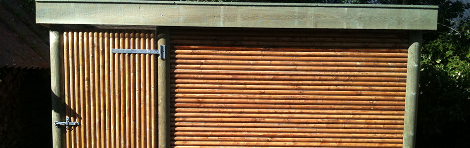 Skur lavet af H-stolper og brunimprægneret rafter